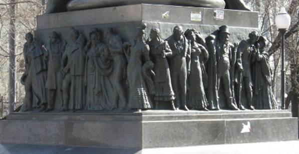 фрагмент памятника Грибоедову.jpg