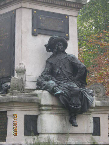 Фигура д'Артаньяна у подножия памятника Александру Дюма в Париже.jpeg